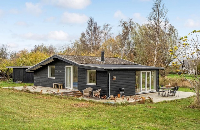 Are you dreaming of an idyllic vacation close to water and nature? Then this bright vacation home wi