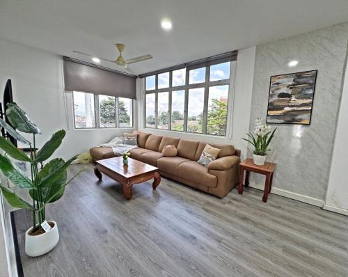 Arena Lobak Villa Retreat, Spacious Stay with Billiards, Karaoke, BBQ