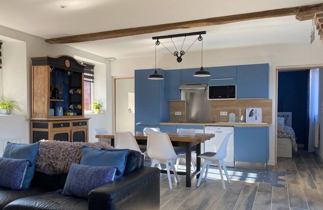 ARMADA 2023 Beautiful tastefully renovated barn, with farm animals!
