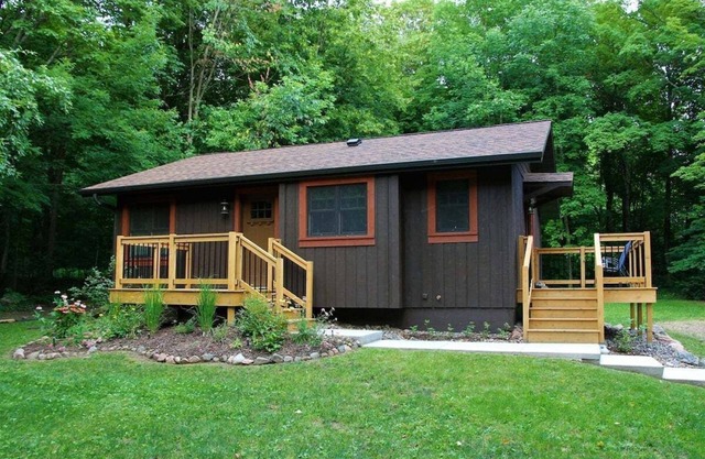 Arrowwood Lodge is a charming 1-bedroom cabin situated just a block from Lake Namakagon.
