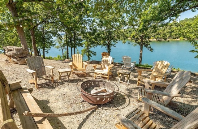 Artilla Cove Cabin 4 - Lake views - Outdoor pool!
