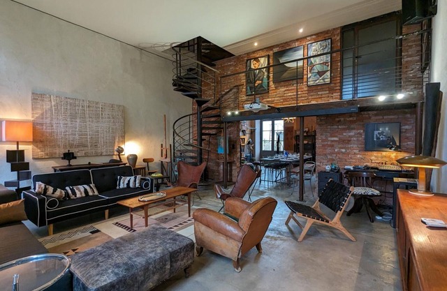 Artist's Loft with Home Cinema, Yoga Room, and Private Courtyard - Sleeps 10