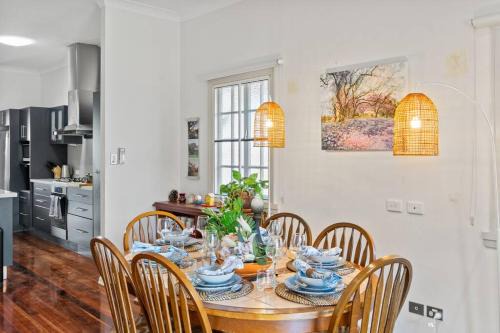 Artistic Queenslander with Park Views - near City!