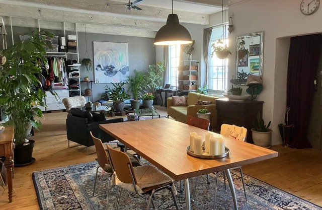 Artsy Loft in Urban Neighbourhood