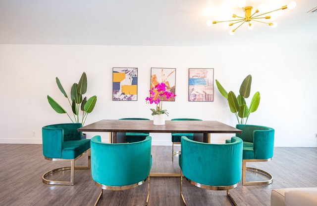 Artsy LUX VILLA-POOL 5m STRIP Gourmet Chef Kitchen