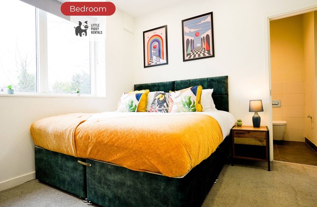 Artsy Modern Flat: Free Parking, Gym & Roof Garden