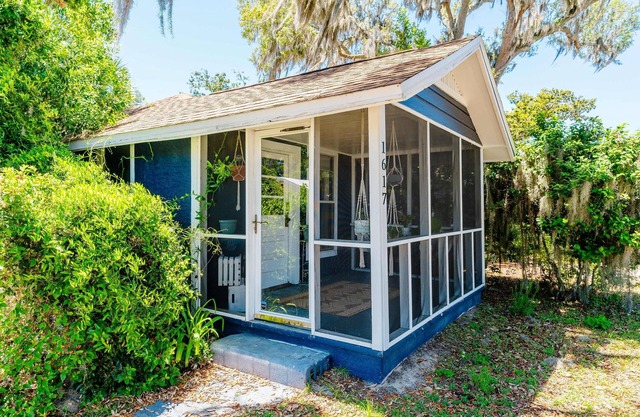 Artsy, Pet-Friendly, Relaxing Escape Near St. Andrews Bay in Panama City Florida