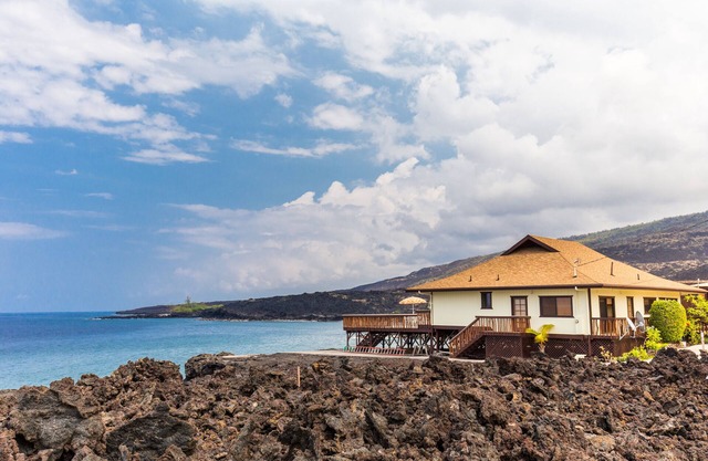 AS SEEN ON HGTV BEACH HUNTERS! Oceanfront, Amazing Whale Watching and Snorkeling