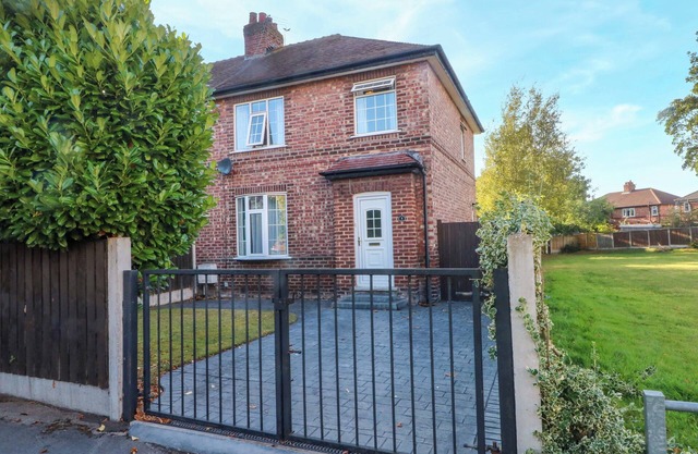 ASH HOUSE, family friendly, character holiday cottage in Altrincham