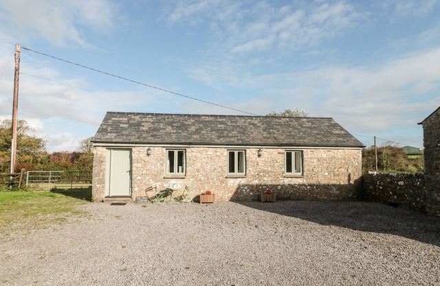 ASH TREE COTTAGE, character holiday cottage in Llantwit Major