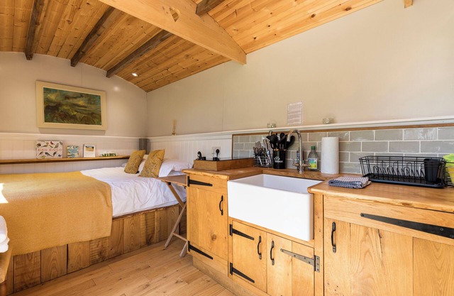 Aspen Leaves - Tranquil Shepherds Hut- Views of The South Downs National Park