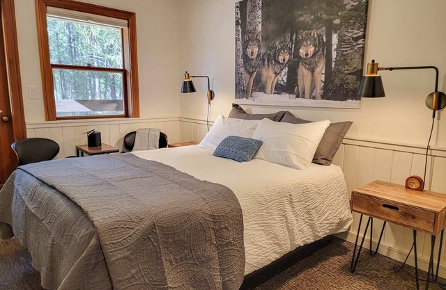 Aspen - queen bedroom w/deck at The Inn At Mazama