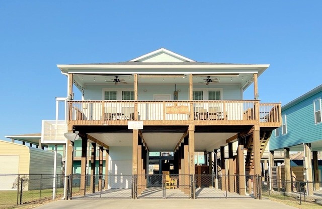 AT LONG LAST - 3 bedroom, close to beach, fenced yard, cargo lift!