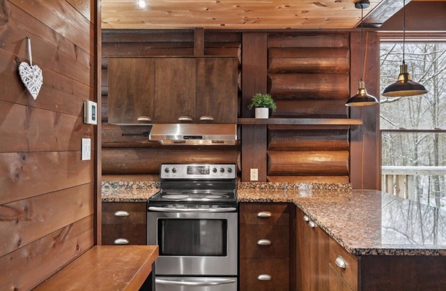 At only 7 km from Mont-Tremblant Skiing, Dream Chalet with Spa & Fireplace