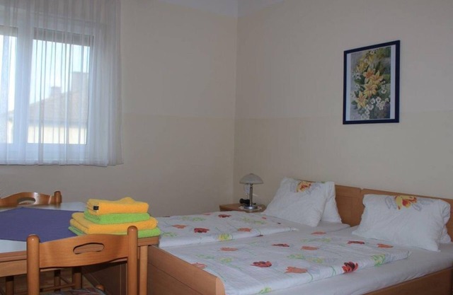 Four-bed room with shower, WC - Filbert guest room