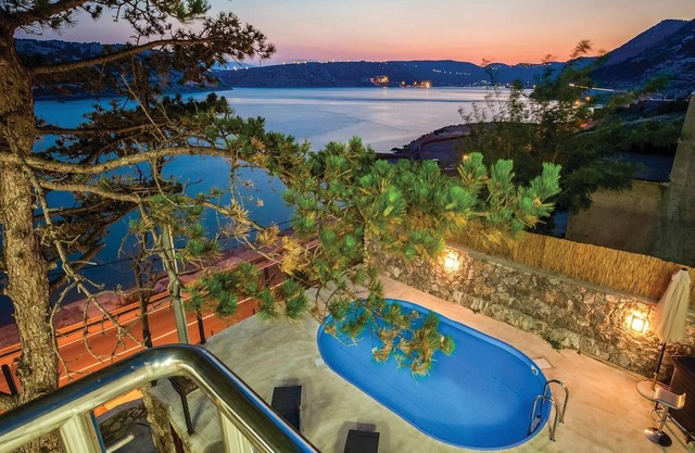 At the beginning of the bay of Bakar you will reach the small village Bakarac, where you will find t