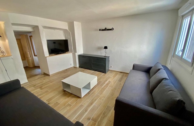 At the foot of Mont Ventoux Village center Fully renovated apartment