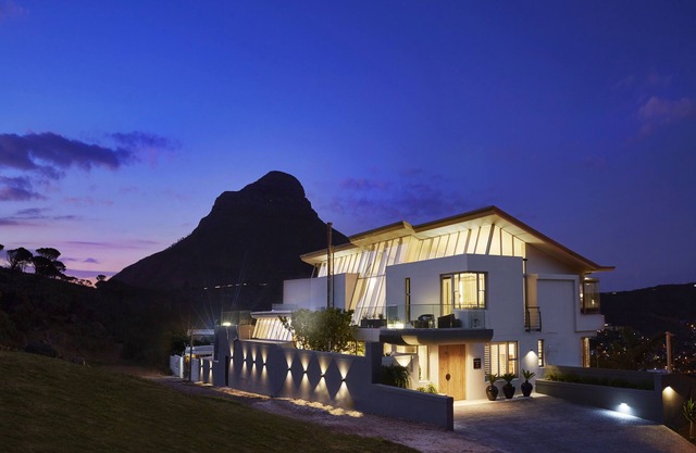 At the Foot of Table Mountain - Experience Luxury within the Masjestic Cape