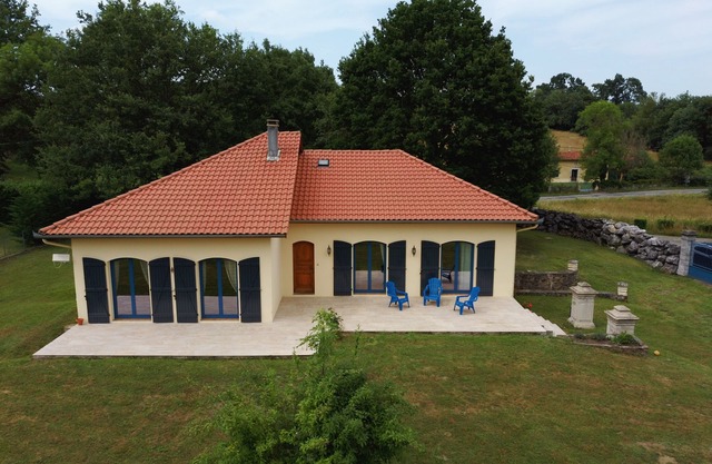 At the foot of the mountains: villa des nestes