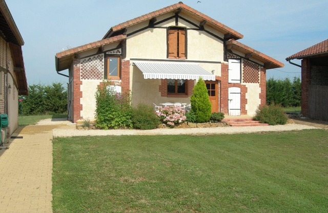 At the heart of an equine farm. Reside in a cottage of 70 m. with a pool.