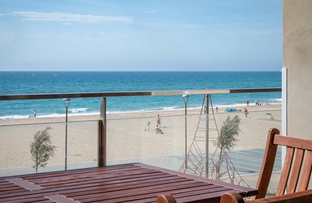 AT010 Ultramar: Apartamento con vistas al mar y al paseo marítimo en segunda línea de la playa