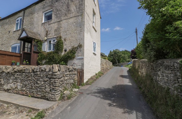ATHELSTAN COTTAGE, pet friendly, with open fire in Stroud