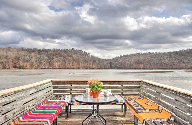 Athens Vintage Fishing Cabin on Elk River!