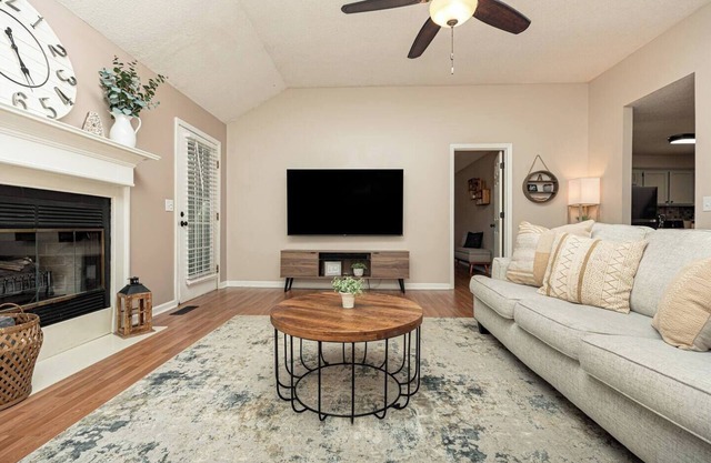 AtHome+1 Stay | Woodsy 3BR | Monthly Discounts