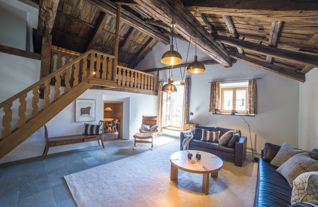 Attic apartment in Bever near St. Moritz - fireplace, antique furniture, dog-friendly