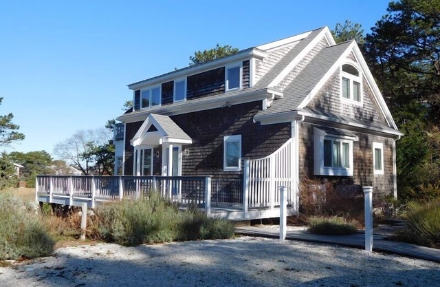 Attractive 3BR Cape Home Close to Indian Neck Beach (1430)