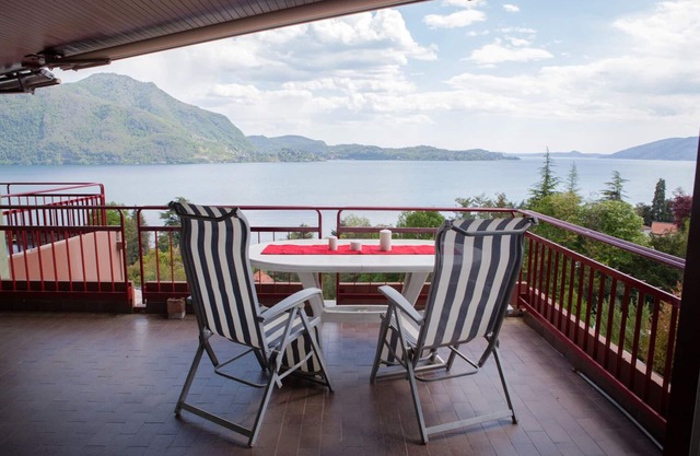 Attractive 4½-room apartment with 3 balconies, pool and dream view