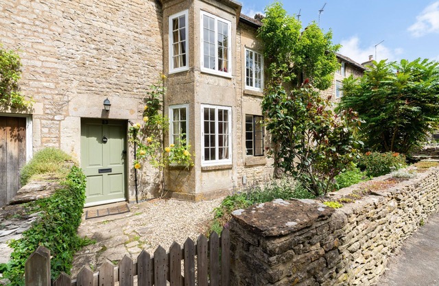 Attractive and stylish Cotswold cottage with wonderful rural views - Pear Tree Cottage, Cherington
