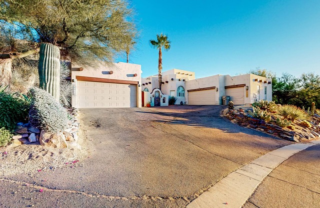 Attractive home with private pool, spa, patio, AC, & W/D - near attractions