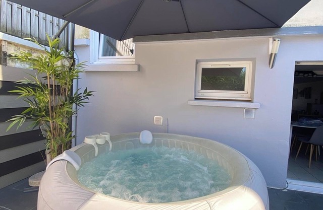 Au Jardin Secret Spa and terrace