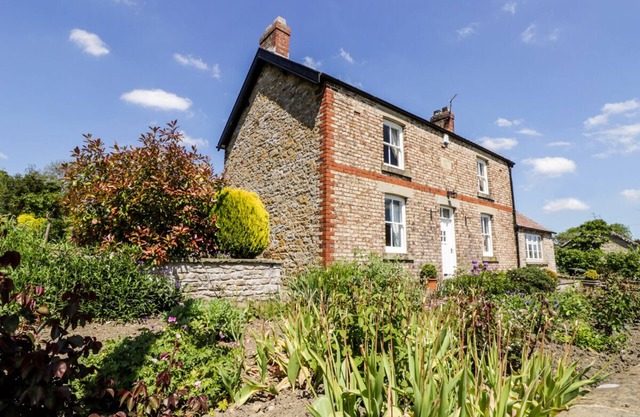 AUBURN HOUSE, family friendly, with open fire in Beadlam