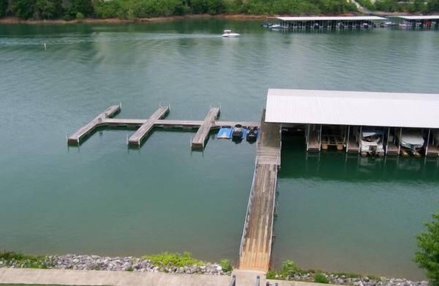 August 3-6 $180 nDEERFIELD LAKEFRONT CONDO/COVERED SLIPn2 BEDROOM/2.5 BATH