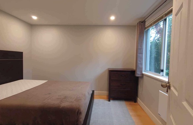 Aura Garden: Cozy Retreat 5 minutes from the heart of lower Gibsons and trails.
