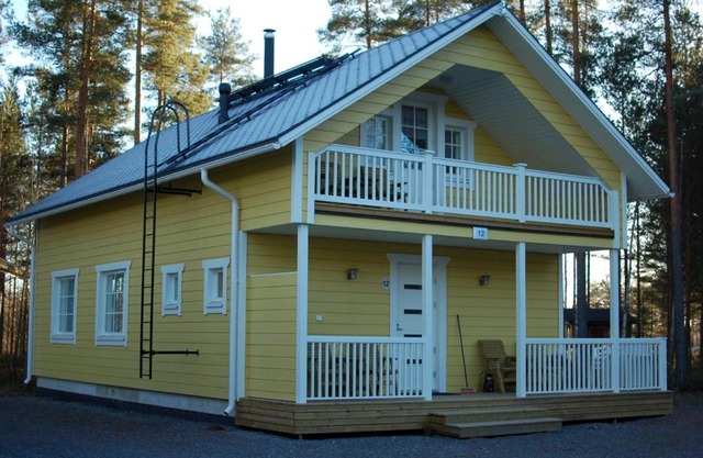 Aurinkolinna 12