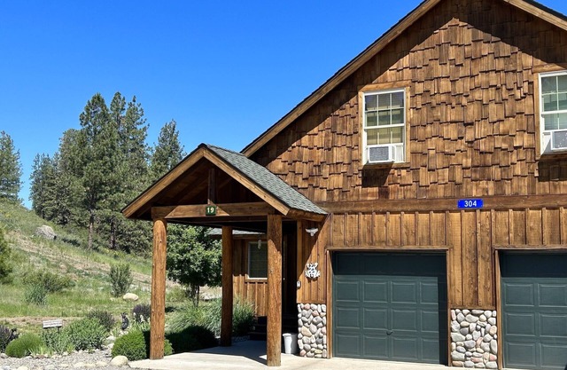 Aurora Borealis-5 Minute Drive to Downtown Winthrop and Ski Trailhead!