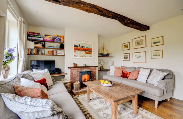 Aurora Cottage - Two Bedroom House, Sleeps 5