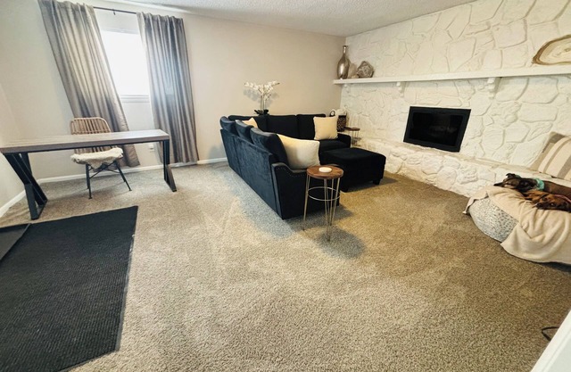 Aurora-Denver Charming 2-bedroom house w private gated outside space