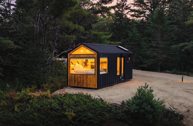 Aurora Nook-Cabin w/Shower & Queen Bed