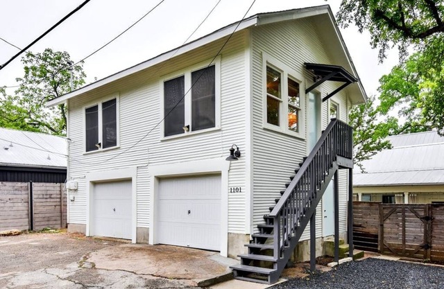 Austin Centric Bungalow. Live like a local. Within walking distance to ACL.