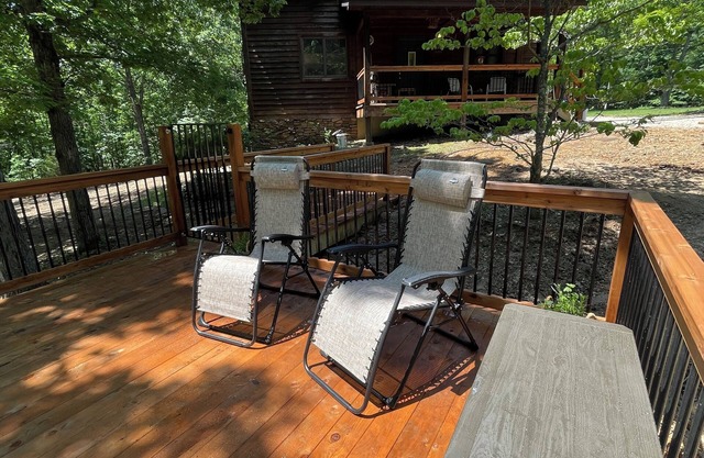 Authentic Cedar Cabin-Dogwood Cabin-with Pool near Blue Springs Ranch