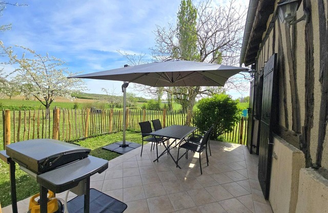 Authentic Cottage with Garden and Pool