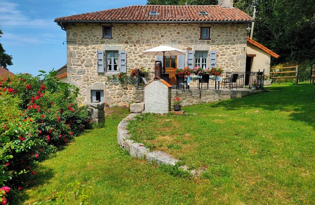 Authentic farmhouse near a lake and the Cantal mountains.