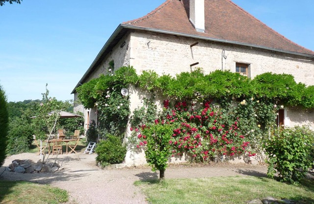 Authentic cottage with shared pool, garden and wifi in Saint-Étienne-de-Vicq