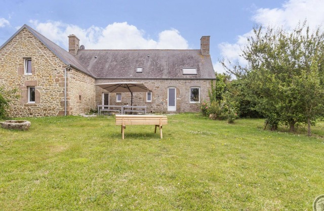 Authentic house with enclosed garden, ping-pong, foosball, parking, and WiFi in Vicq-sur-Mer