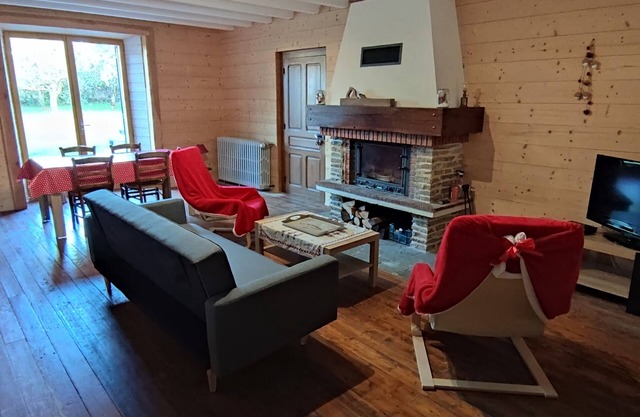 Authentic Jura farmhouse at the gateway to the Cascades du Hérisson