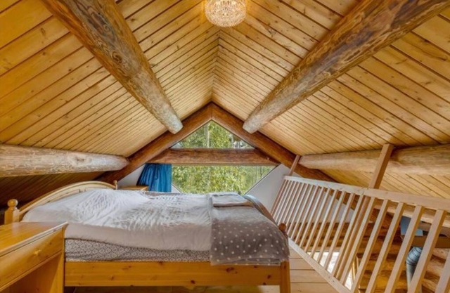 Authentic lofted log cabin with hot tub